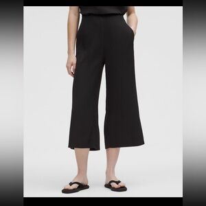 Lululemon Pleated Stretch High-Rise
Wide-Leg Cropped Pant size Small